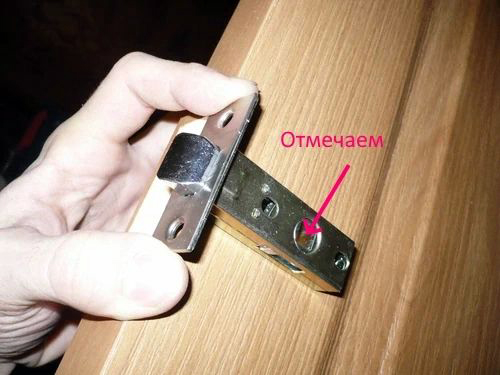 Отмечаем отверстие под ручку